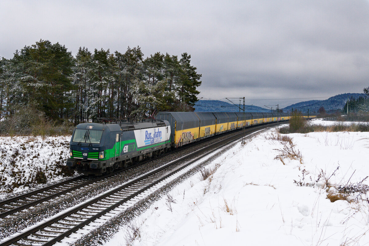 193 229 ELL/RTB Cargo mit einem ARS Altmann Autotransportzug bei Parsberg Richtung Nürnberg, 23.01.2021