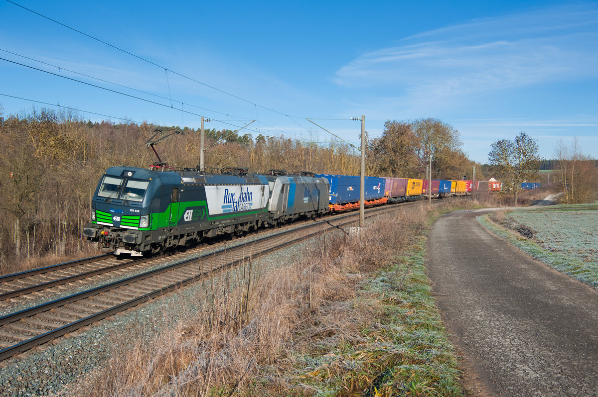 193 230 und eine Baureihe 185 der Ruhrtalbahn mit einem KLV-Zug bei Oberhessbach Richtung Ansbach, 19.01.2019