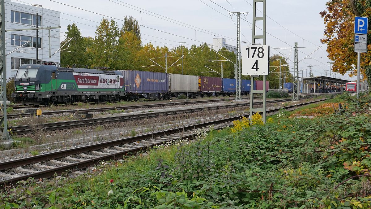 193 230 mit einem Containerzug am 11.10.2022 in Ravensburg. Auch am darauffolgenden Tag stand der Containerzug noch da. Grund für den zweitägigen Aufenthalt in Ravensburg ist nicht bekannt.