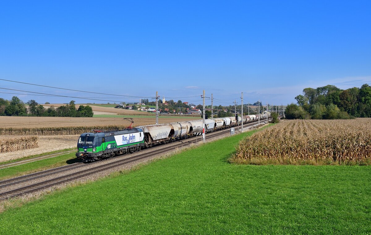 193 230 mit einem Getreidezug am 10.10.2021 bei Kimpling.