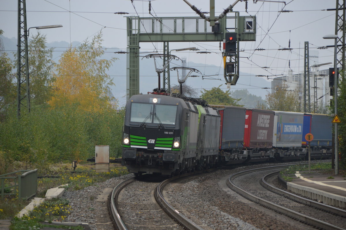 193 231 in Oberlahnstein.

Es fand an dem tag in Oberlahnstein am Bahnhof ein Lokführer wechsel statt und durfte mir die 193 231 von Innen an schauen.

Aufnahme Ort: Oberlahnstein
Aufnahme Datum: 20.10.2018