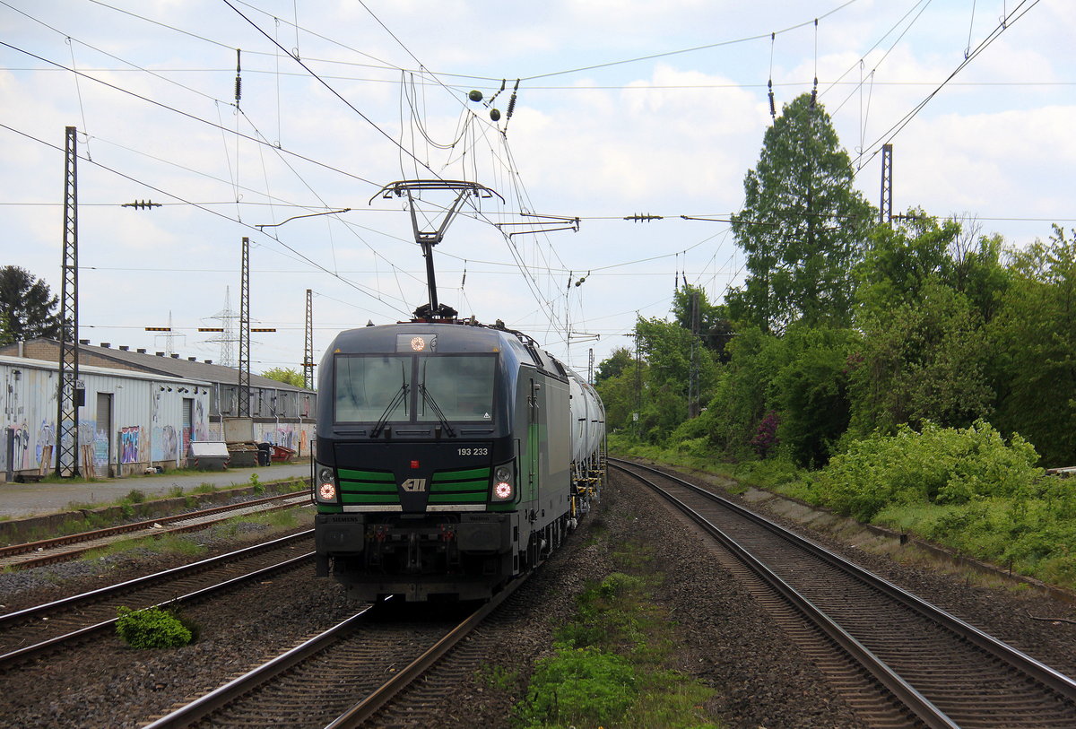 193 233 von EEL kommt mit einem Kesselzug aus Süden nach Köln(D) und kommt aus Richtung Koblenz,Bonn und fährt durch Roisdorf bei Bornheim in Richtung Köln. 
Aufgenommen vom Bahnsteig in Roisdorf bei Bornheim. 
Bei schönem Sonnenschein und Wolken am Nachmittag vom 1.5.2018.