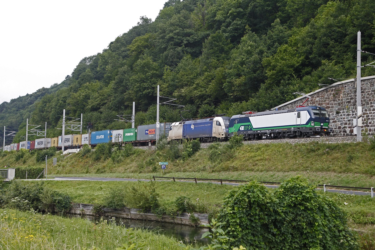 193 234 + 182 520 mit Güterzug bei Schlöglmühl am 3.08.2015.
