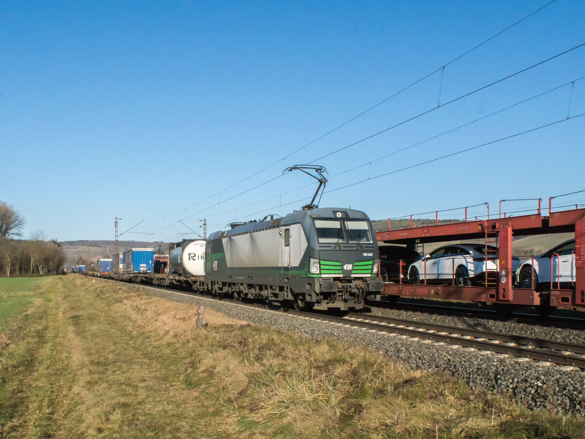 193 234-2 mit einem KLV am 21.12.2021 bei Retzbach.