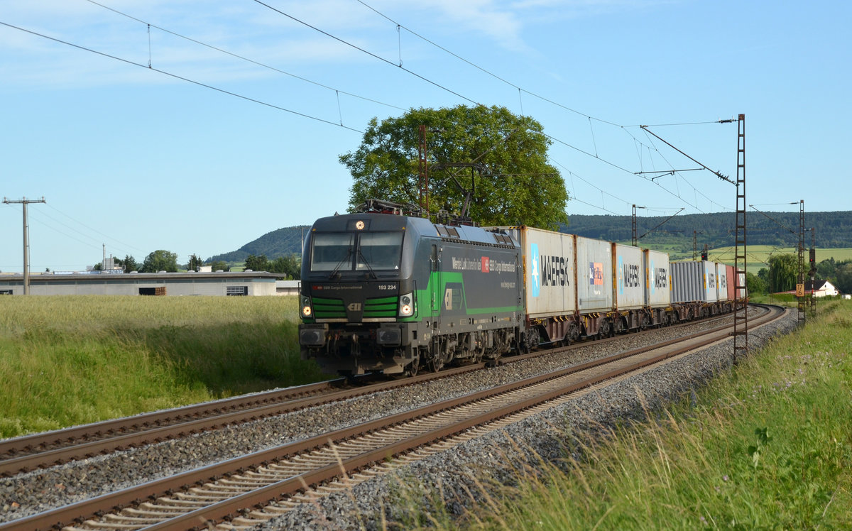 193 234 der ELL ist an SBB Cargo weitervermietet. Hier rollt der Vectron am 12.06.17 mit einem Containerzug durch Retzbach-Zellingen Richtung Gemünden.