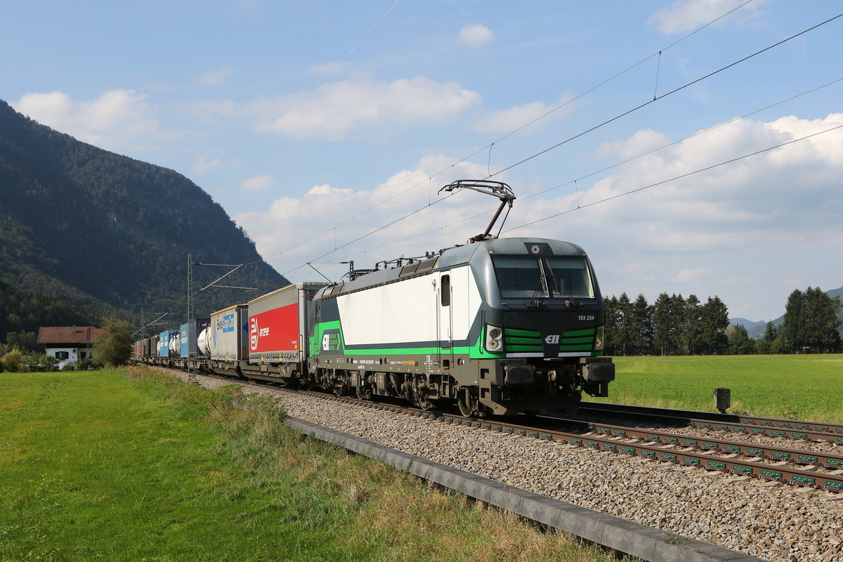 193 234 mit einem  KLV  war am 10. September 2020 bei Niederaudorf im Inntal in Richtung Brenner unterwegs.