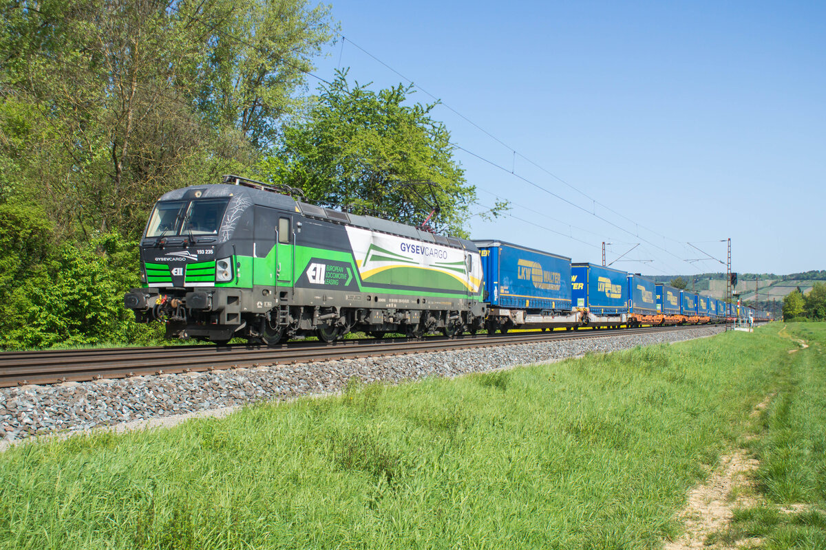 193 235-9 mit einem Walterzug bei Himmelstadt gesehen 30.04.2024.