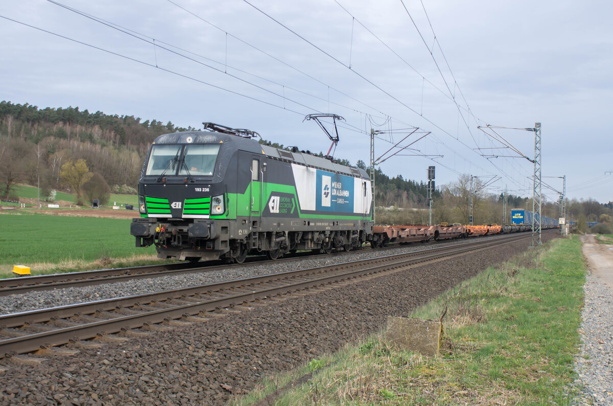 193 236-7 zu sehen am 26.03.2024 mit einem Walter-Zug bei Kerzell.