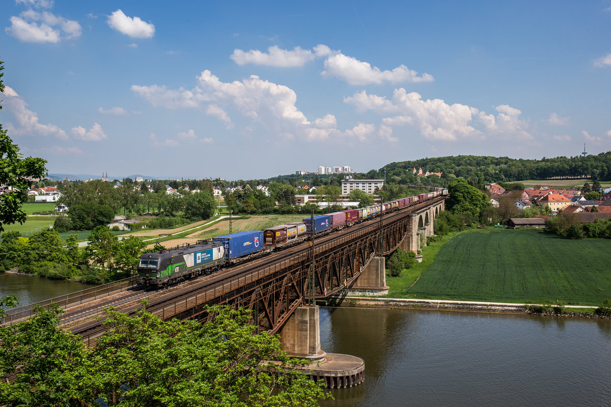 193 236 der WLC fährt mit einem KLV über die Mariaorter Brücke in Richtung Nürnberg, aufgenommen am 19. Mai 2017.