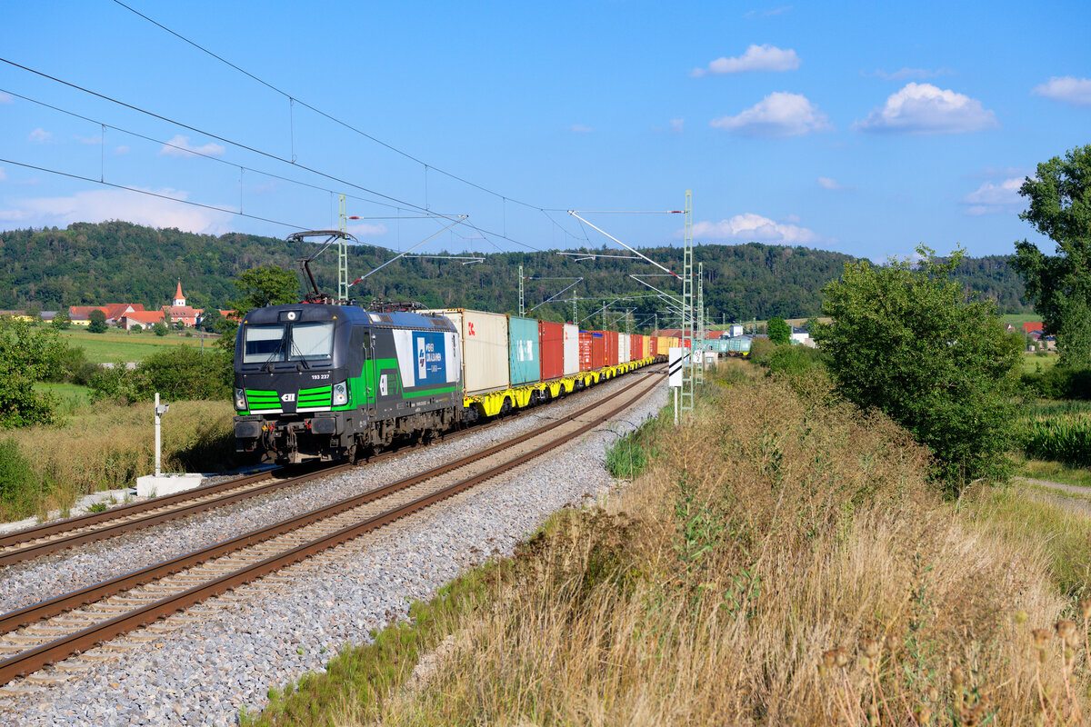 193 237 ELL/WLC mit einem Containerzug bei Oberdachstetten Richtung Würzburg, 16.08.2020