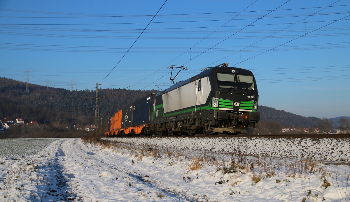 193 237 mit Containerzug in Fahrtrichtung Süden. Aufgenommen zwischen Mecklar und Ludwigsau-Friedlos am 19.01.2016.
