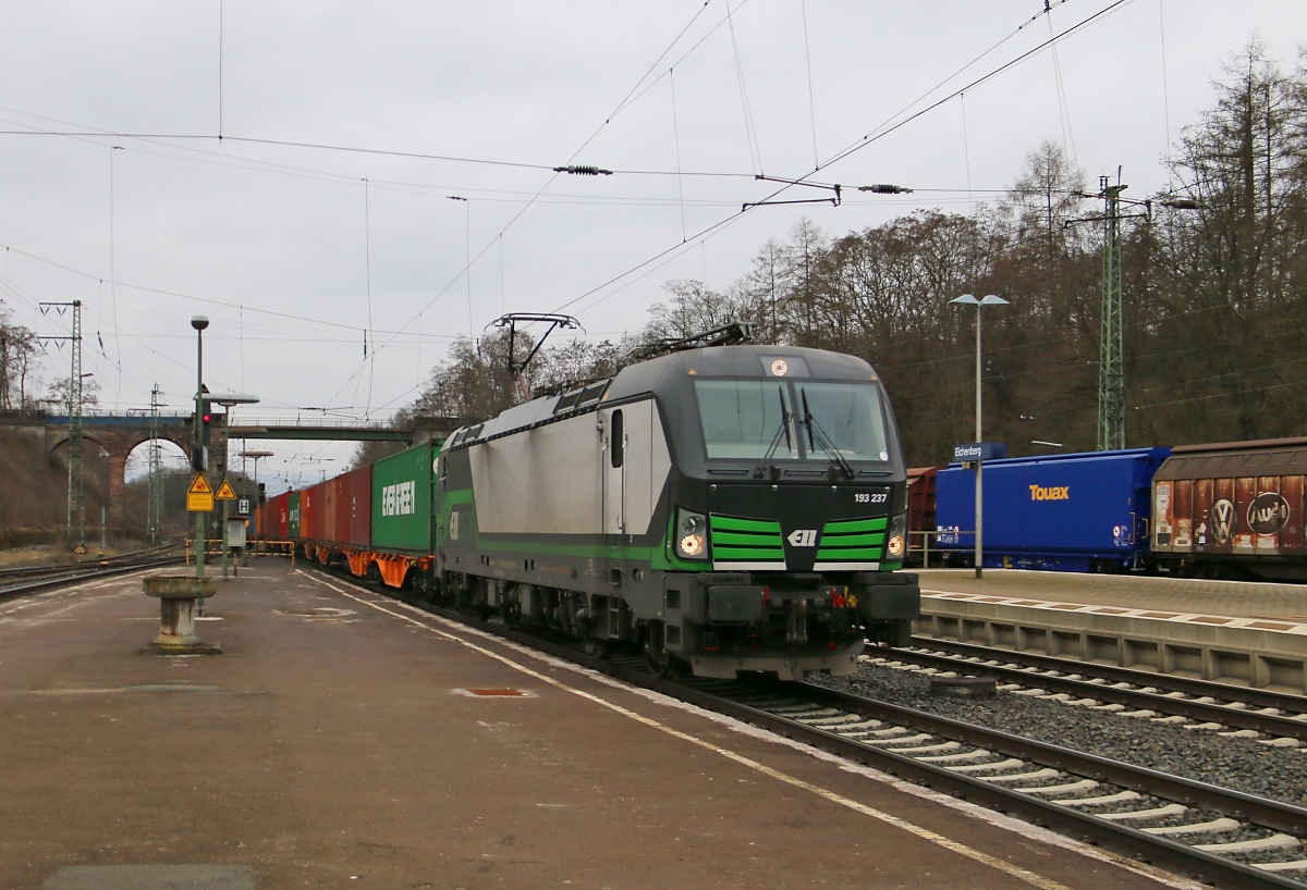 193 237 mit Containerzug in Fahrtrichtung Norden. Aufgenommen in Eichenberg am 12.03.2016.