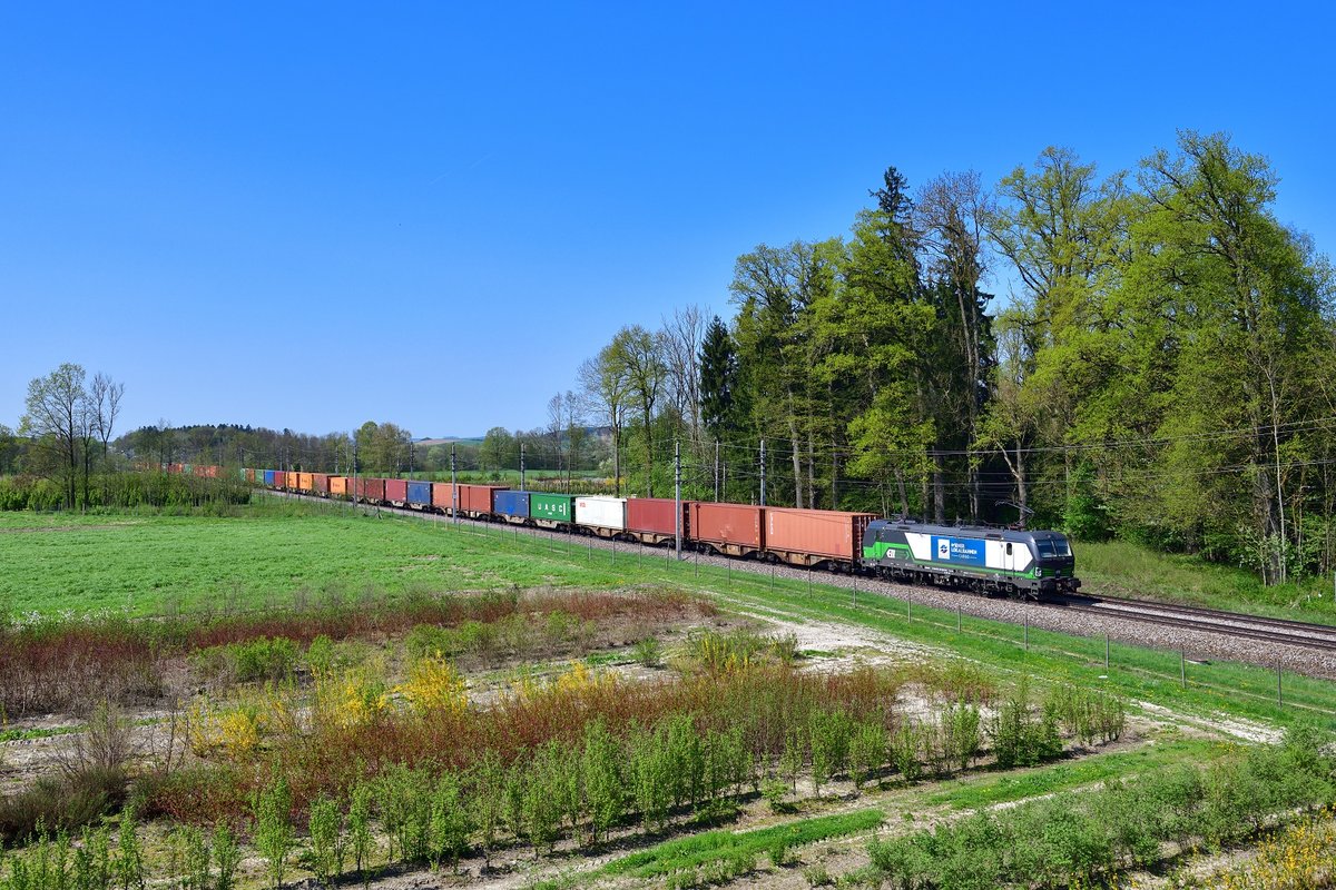 193 237 mit einem Containerzug am 19.04.2018 bei Dorf an der Pram.