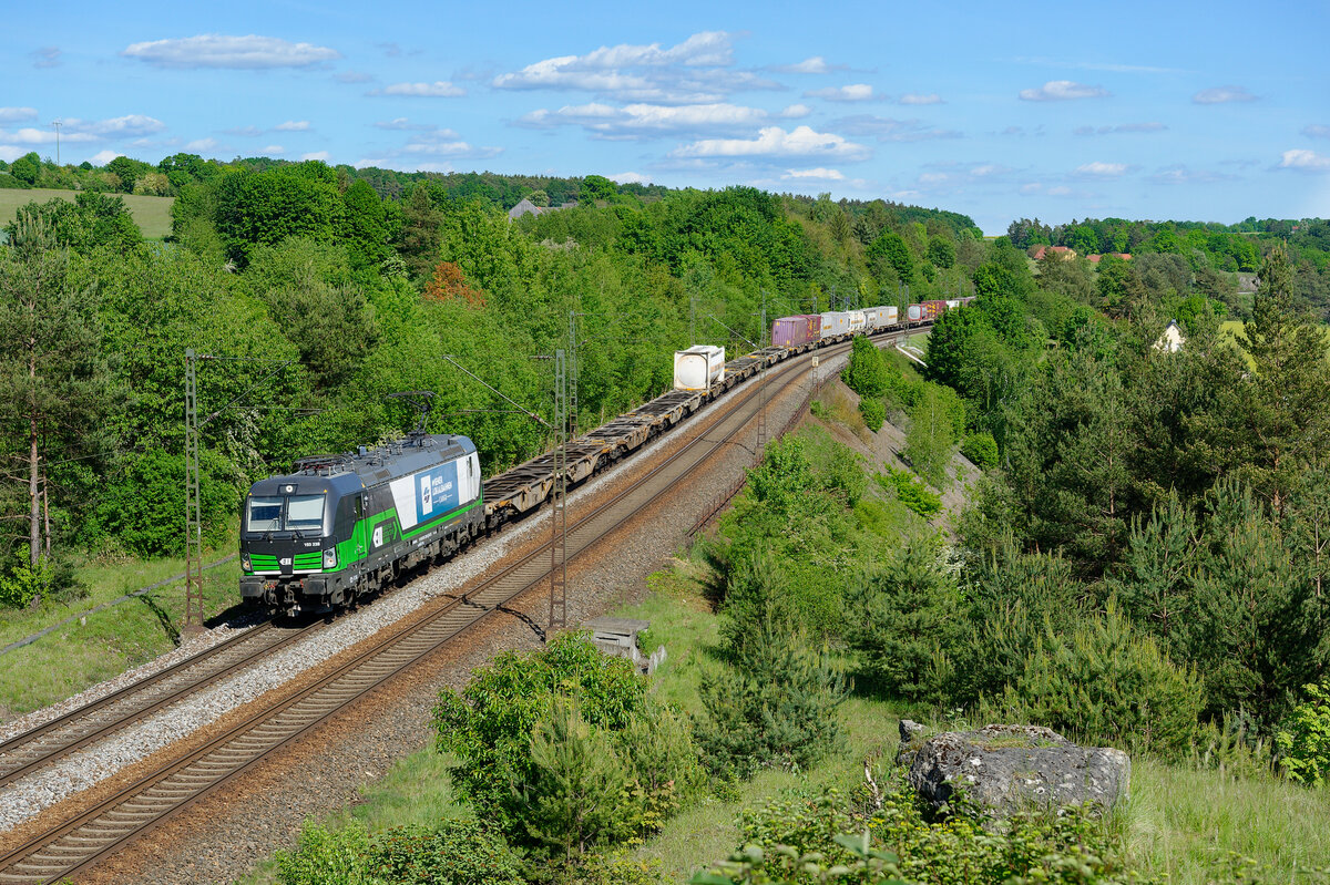 193 238 ELL/WLC mit einem Containerzug bei Laaber Richtung Nürnberg, 21.05.2020