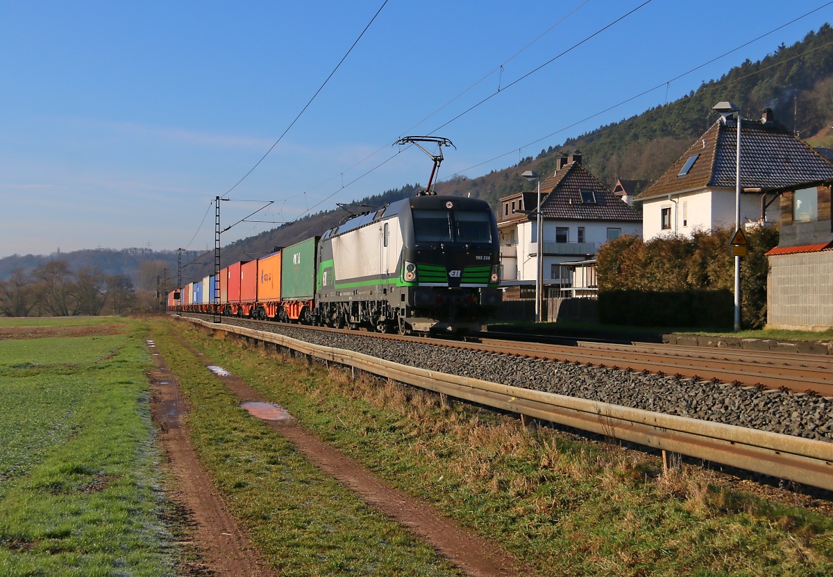 193 238 mit Containerzug in Fahrtrichtung Norden. Aufgenommen in Ludwigsau-Friedlos am 13.02.2016.
