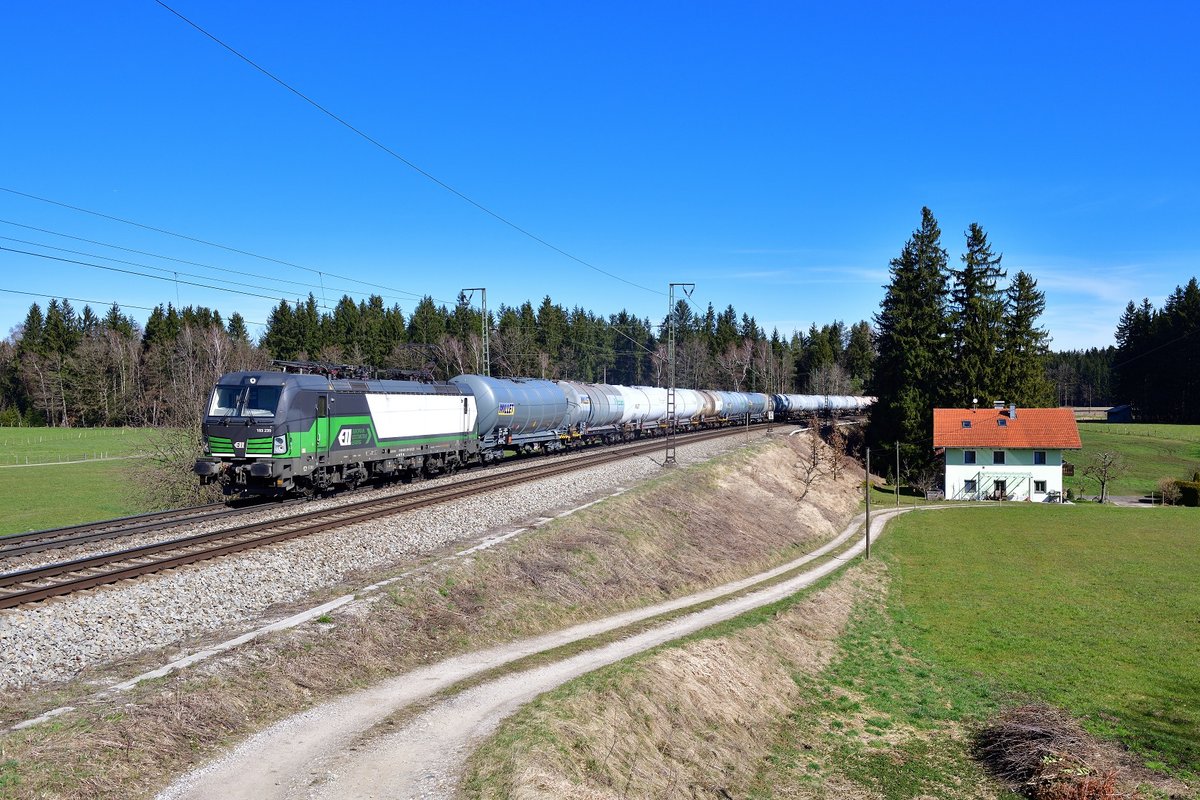 193 239 mit DGS 46196 am 16.03.2020 bei Ufering.