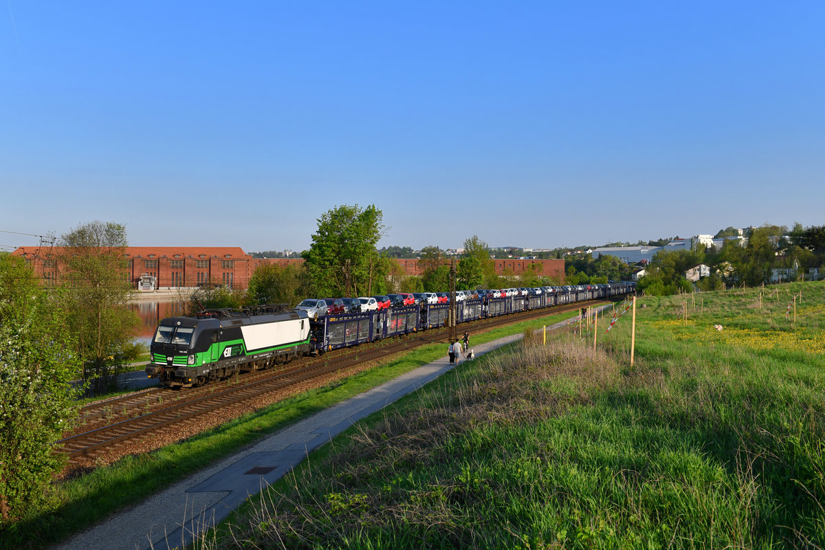 193 239 mit einem Autozug am 22.04.2018 bei Passau. 