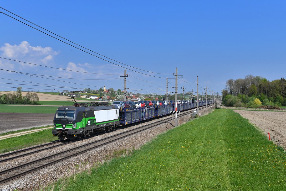 193 239 mit einem Autozug am 22.04.2018 bei Kimpling. 