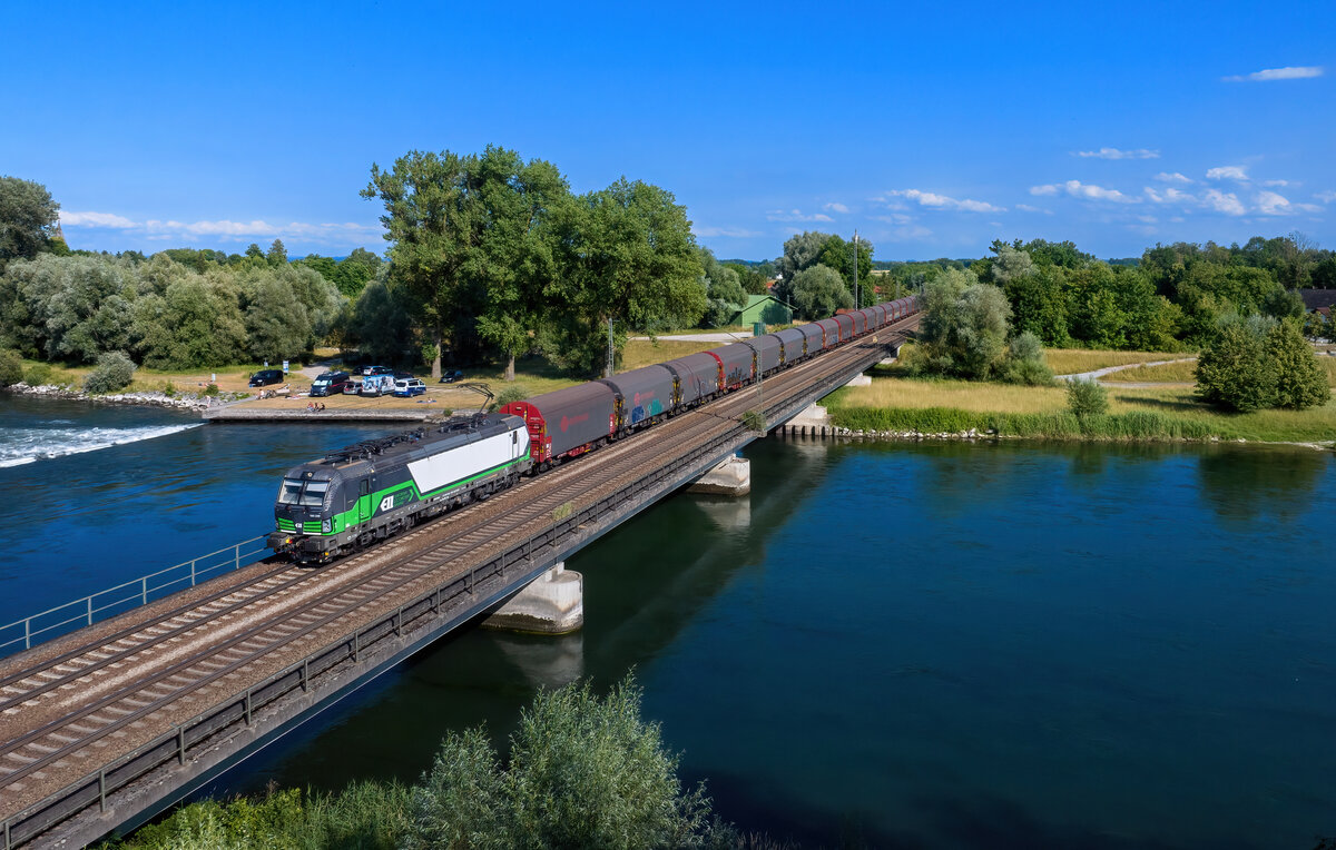 193 239 mit einem Coilszug am 06.07.2023 bei Plattling.