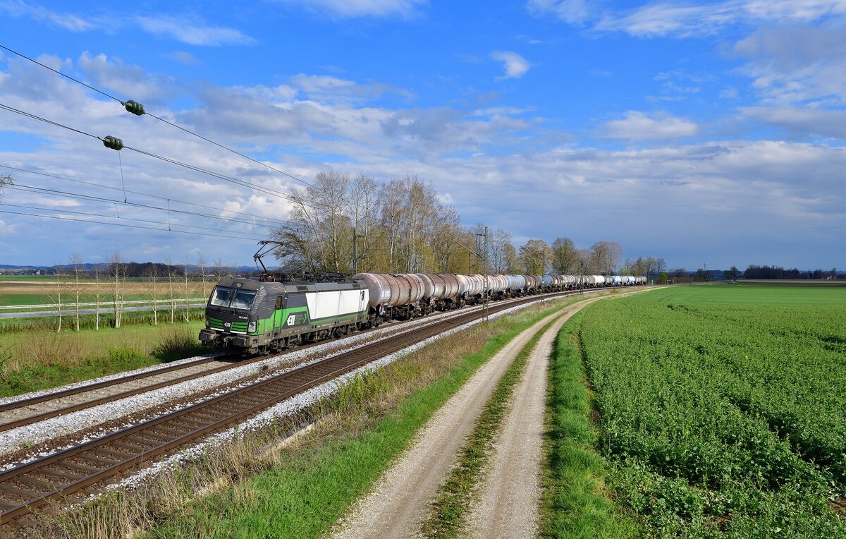 193 239 mit einem Kesselzug am 17.04.2023 bei Langenisarhofen.