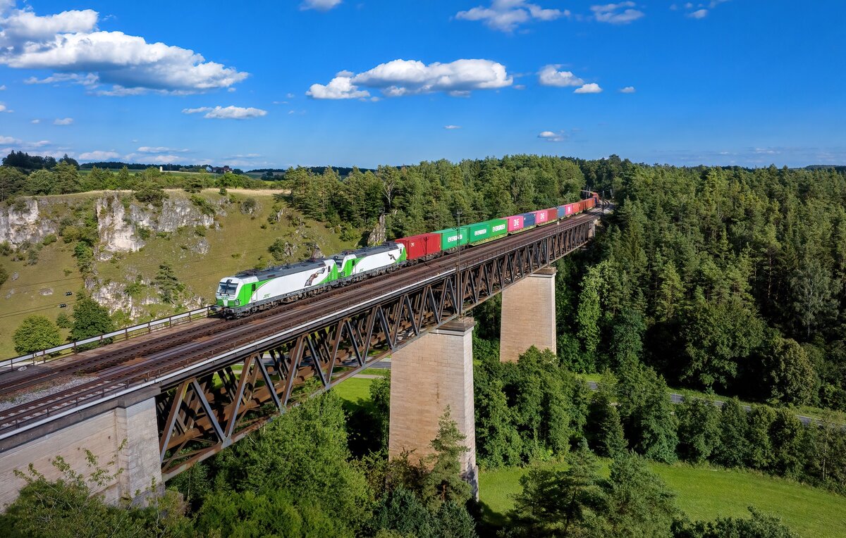 193 240 + 193 814 mit einem Containerzug am 10.08.2023 bei Beratzhausen.