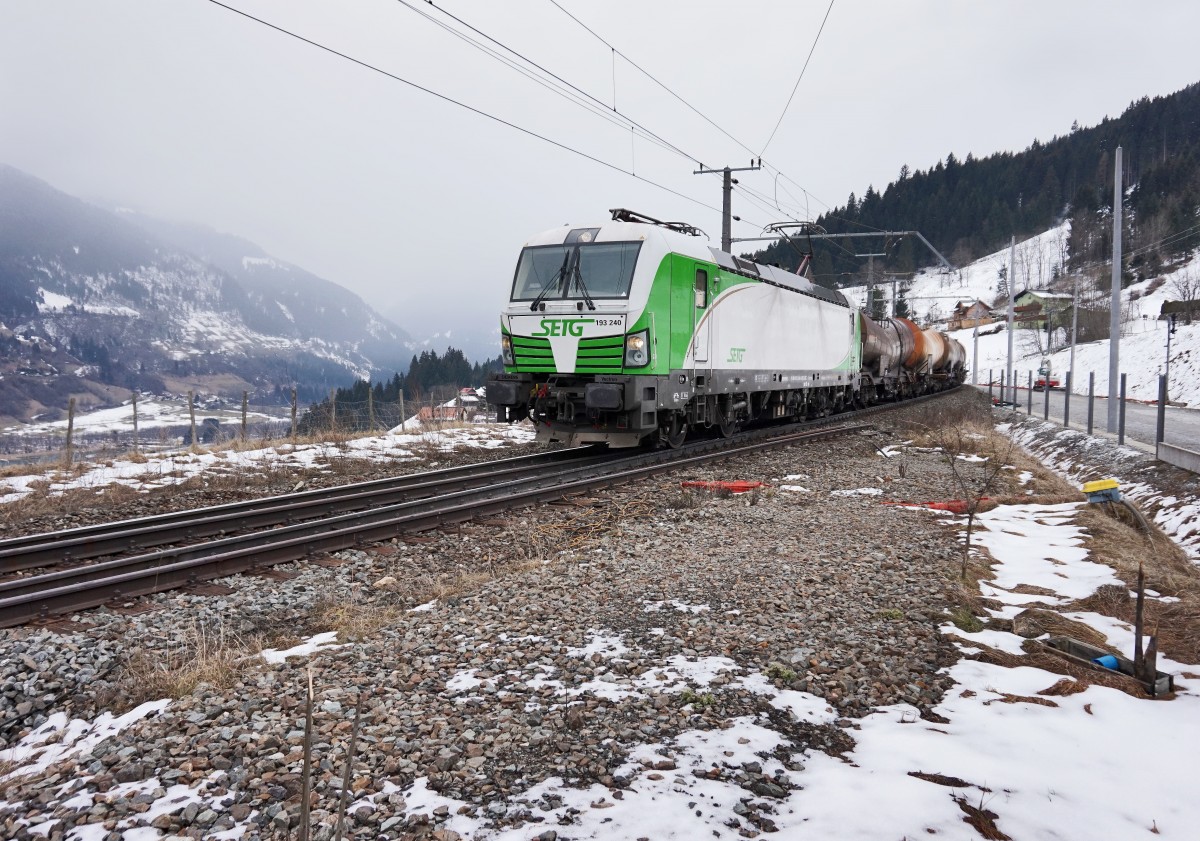 193 240-9 der SETG mit einem Kesselwagen-Ganzzug unterwegs in Richtung Salzburg, am 13.3.2016 bei der Durchfahrt durch den ehemaligen Bahnhof Angertal.