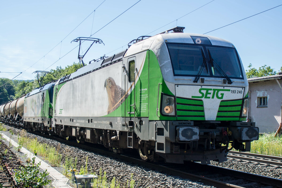193 240-9 u.193 736-6 mit einem Salzlaugezug in Richtung Fulda am 03.08.2022 in Vollmerz