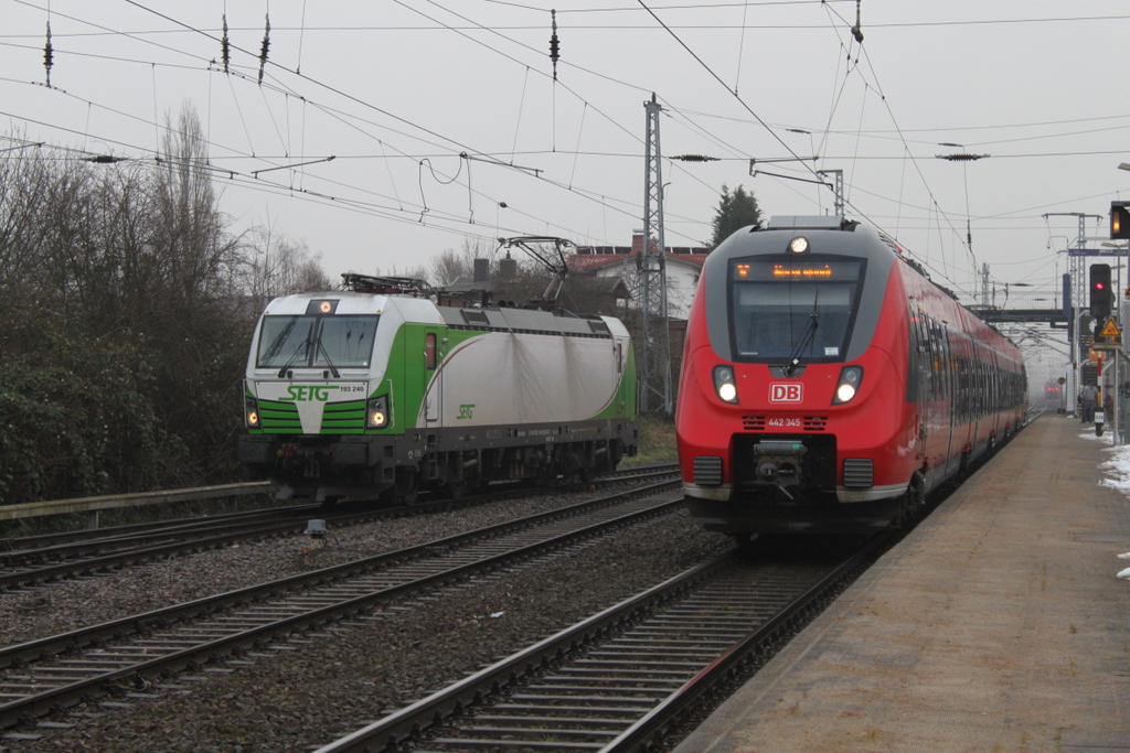 193 240 beim Rangieren im Haltepunkt Rostock-Bramow neben an am Gleis 1 wurde es spannend als die S1 von Rostock Hbf nach Warnemnde rein kam.Aber der Fotograf hat dann das Spiel gewonnen.20.01.2017