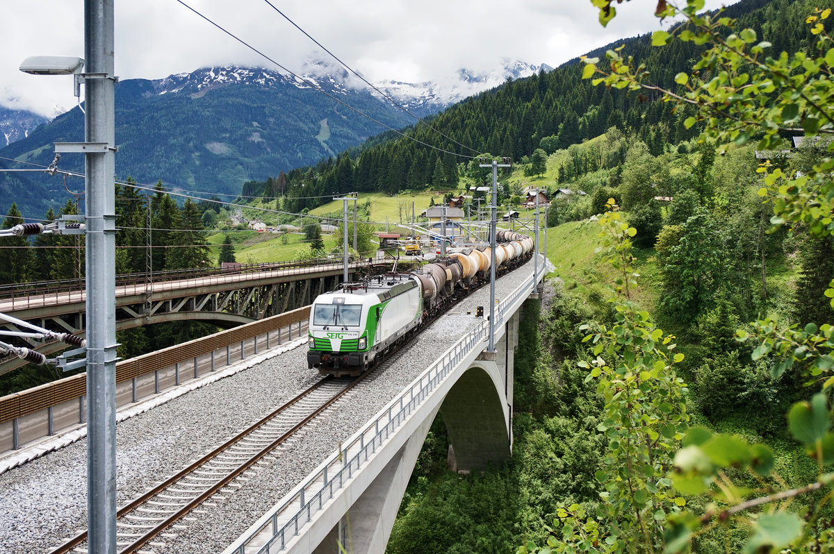 193 240 der SETG überquert mit dem ersten Teil des mit geschlämmter Kreide beladenden Kesselwagenzugs die neue Angerschluchtbrücke.
Sie wird den Zug nach Schwarzach-St.Veit bringen, wo der Zug wieder mit dem zweiten Teil vereint wird.
Aufgenommen am 5.6.2016 