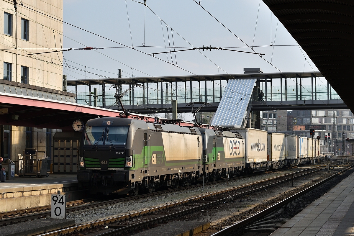 193 241 und 193 225 sind am 1. April 2019 Zugloks eines ekol-Klv und durchfahren hier Ulm Hbf Richtung Stuttgart.