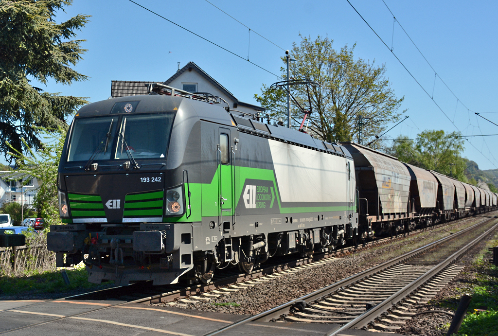 193 242 der ELL (European-Locomotive-Leasing) mit Güterwagen durch Bonn-Beuel - 20.04.2016