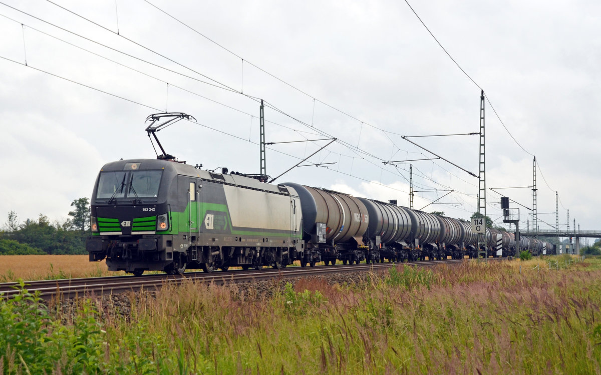 193 242 der ELL schleppte am 08.07.20 einen Kesselwagenzug durch Gräfenhainichen Richtung Wittenberg.