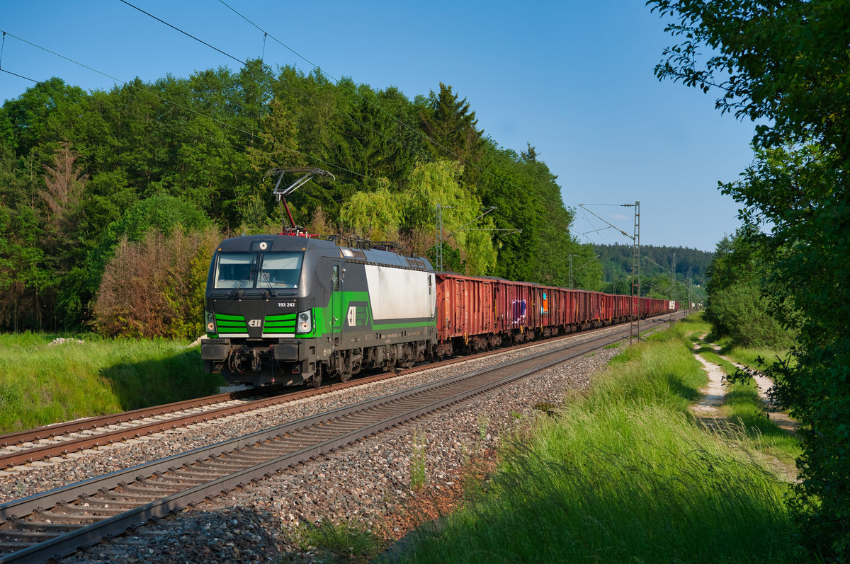 193 242 ELL/WLC mit einem Schotterzug bei Postbauer-Heng Richtung Nürnberg, 04.06.2019