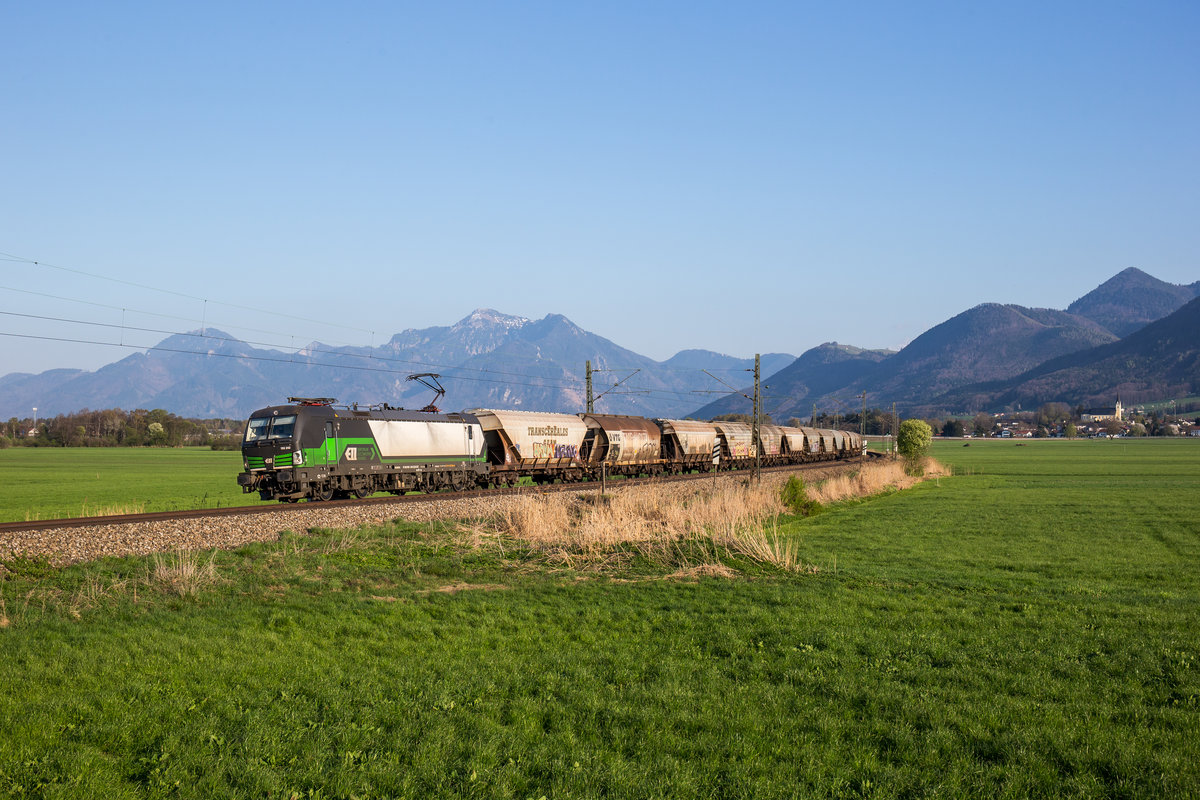 193 242 fährt am 9. April 2017 mit einem Getreidezug bei Weisham in Richtung München.