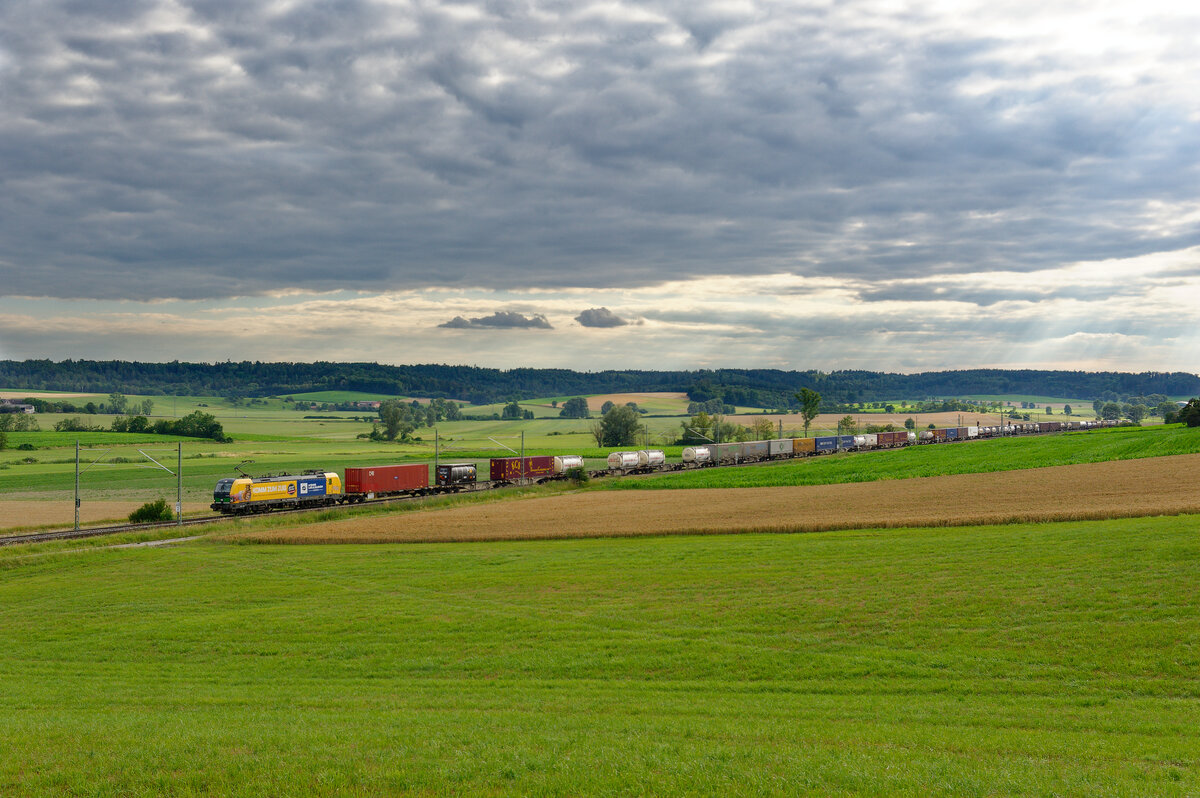 193 243 ELL/WLC  Komm zum Zug  mit einem KLV-Zug bei Oberdachstetten Richtung Ansbach, 17.07.2020
