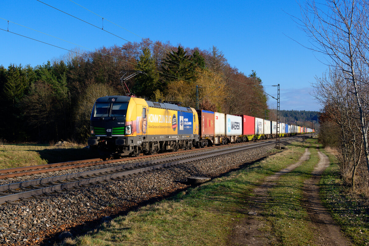 193 243 ELL/WLC  Komm zum Zug  mit einem Containerzug bei Postbauer-Heng Richtung Nürnberg, 07.03.2021