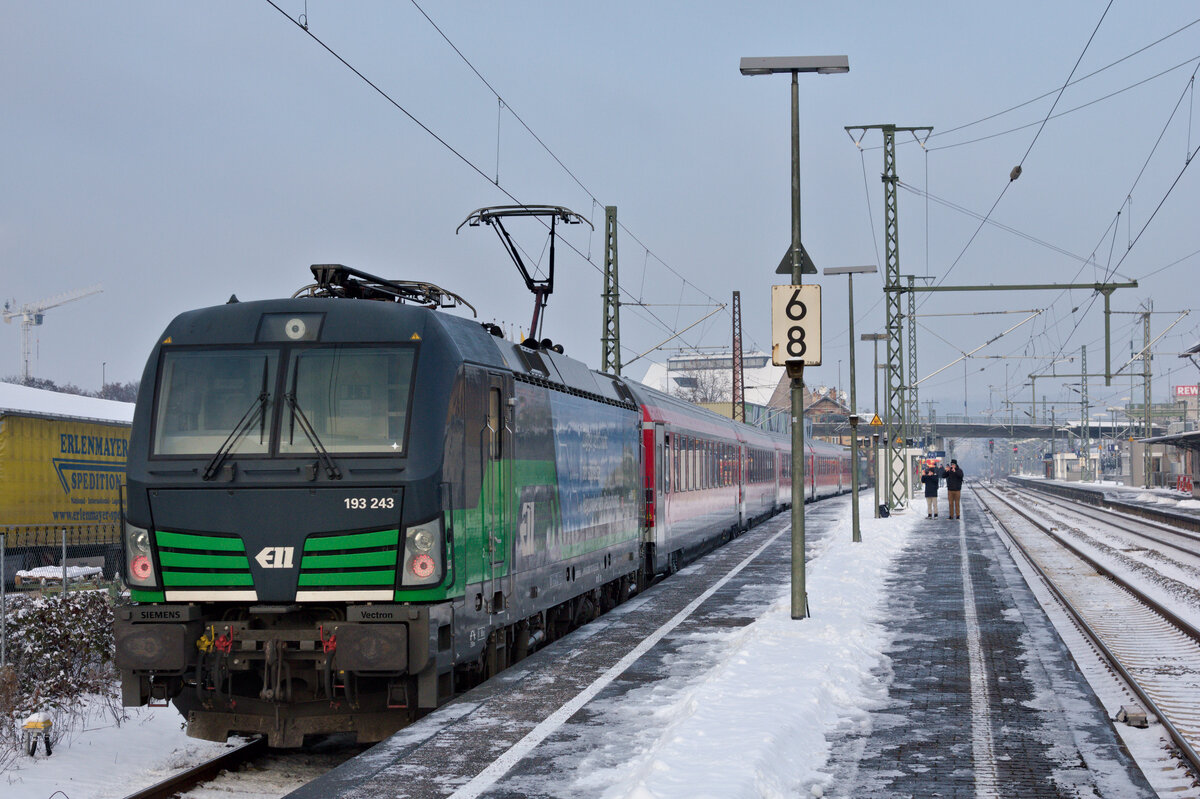 193 243 schiebt am 17.12.2022 IRE 200 aus Ulm in den Endbahnhof Wendlingen. An der Zugspitze zieht 193 246. 
