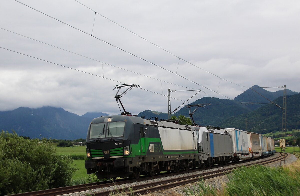 193 244 der ELL und 193 xxx der Railpool gemeinsam vor einem KLV auf der KBS 951 Richtung Rosenheim am 13.07.2021
