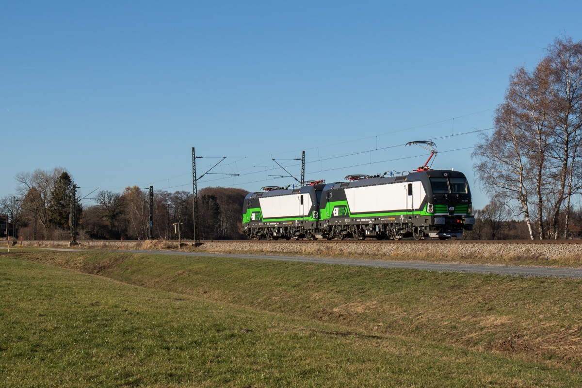 193 245 und 193 241 von ELL fuhren am 6. Dezember 2015 von München Allach in Richtung Salzburg, hier zu sehen bei Übersee.