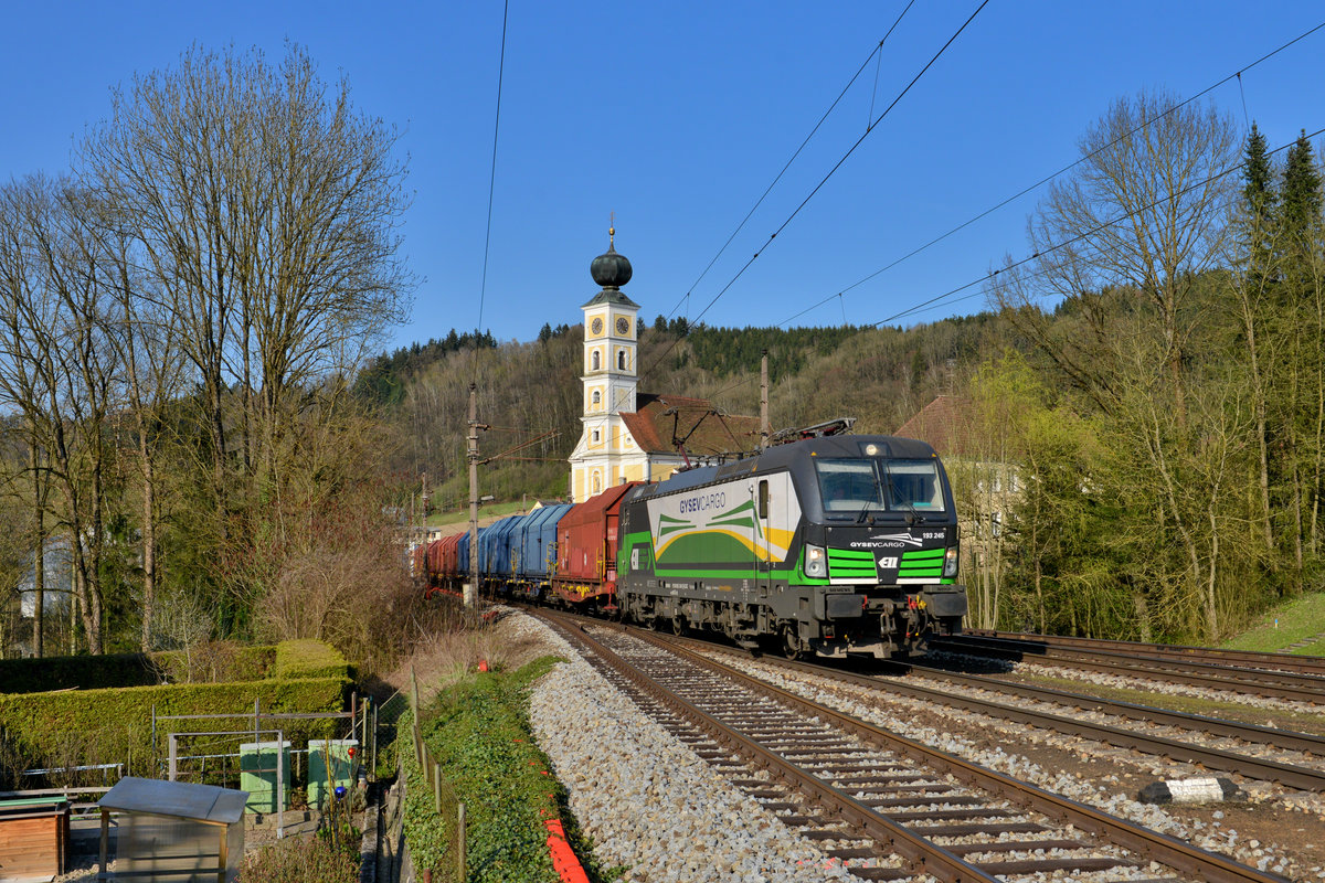 193 245 mit einem Stahlzug am 01.04.2017 in Wernstein am Inn. 