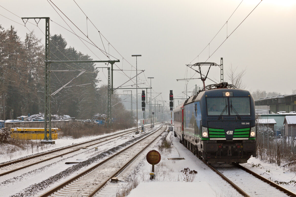 193 246 erreicht mit IRE 200 aus Ulm am 17.12.2022 den Bahnhof Wendlingen. Geschoben hat 193 243. Zum zurückliegenden Fahrplanwechsel ging die SFS Wendlingen-Ulm in Betrieb. Die Strecke über Flughafen zum Stuttgarter Hbf wird erst in ein paar Jahren folgen. Als Vorlaufbetrieb verkehren von Wendlingen nach Ulm 200 km/h schnelle Regionalzüge. Auch der SPFV fädelt hier auf die neue Strecke ein.  