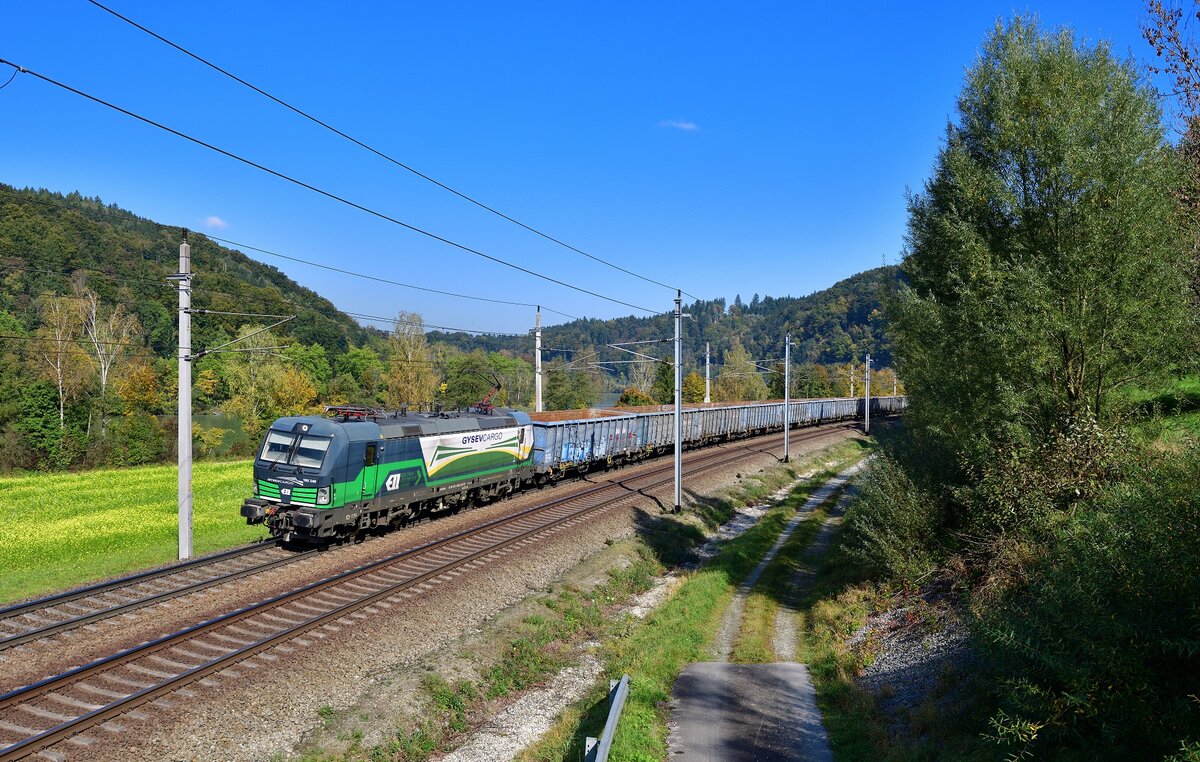 193 246 mit einem Güterzug am 09.10.2021 bei Wernstein am Inn.