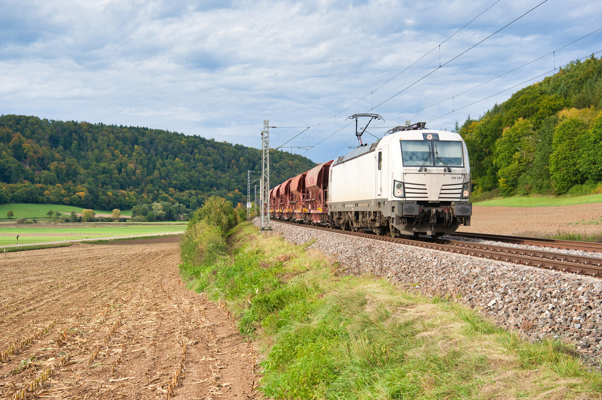 193 247 ecco mit einem Düngerzug bei Breitenfurt Richtung Treuchtlingen, 29.09.2019