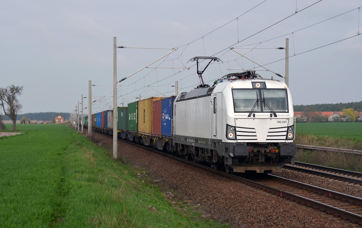 193 247, welche für die SETG im Einsatz ist, führte am 04.04.17 einen Containerzug durch Rodleben Richtung Roßlau.