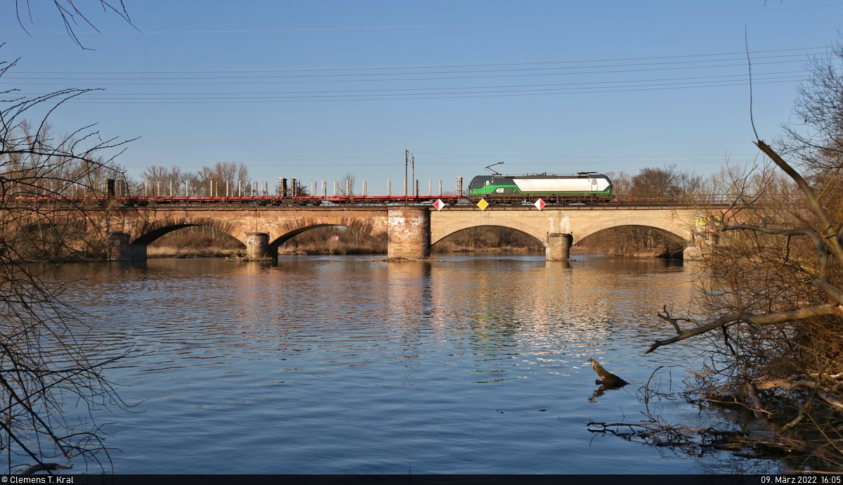 193 248-2 (Siemens Vectron) transportiert leere Rungenwagen (vermutlich für Holztransport) über die Saale in Halle-Wörmlitz Richtung Halle Rosengarten.

🧰 European Locomotive Leasing (ELL Austria GmbH), vermietet an die Salzburger Eisenbahn Transportlogistik GmbH (SETG)
🕓 9.3.2022 | 16:05 Uhr