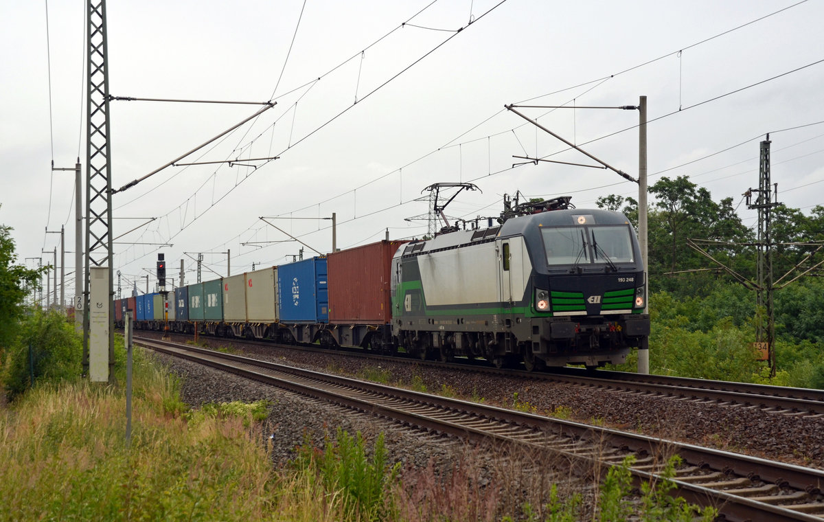 193 248 der ELL wird von der SETG eingesetzt. Mit einem Containerzug am Haken rollte sie am 24.06.18 durch Holzweißig Richtung Leipzig.