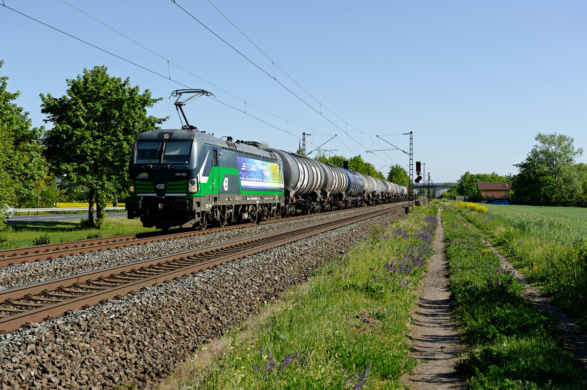 193 249 ELL/RTB  Connected by Mobility  mit einem Kesselwagenzug bei Thüngersheim Richtung Gemünden, 07.05.2020