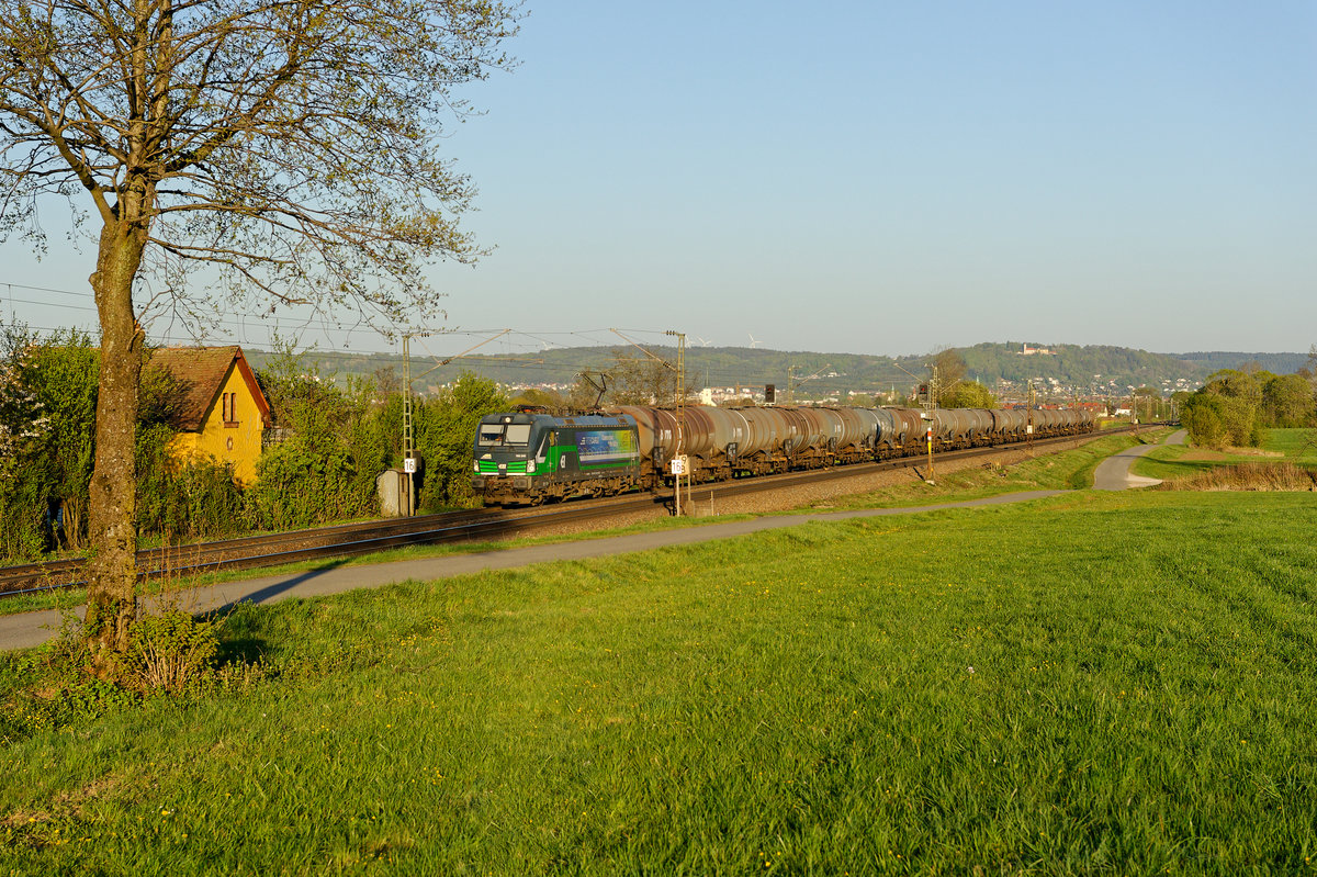 193 249 ELL/RTB mit einem Kesselwagenzug bei Postbauer-Heng Richtung Nürnberg, 20.04.2020