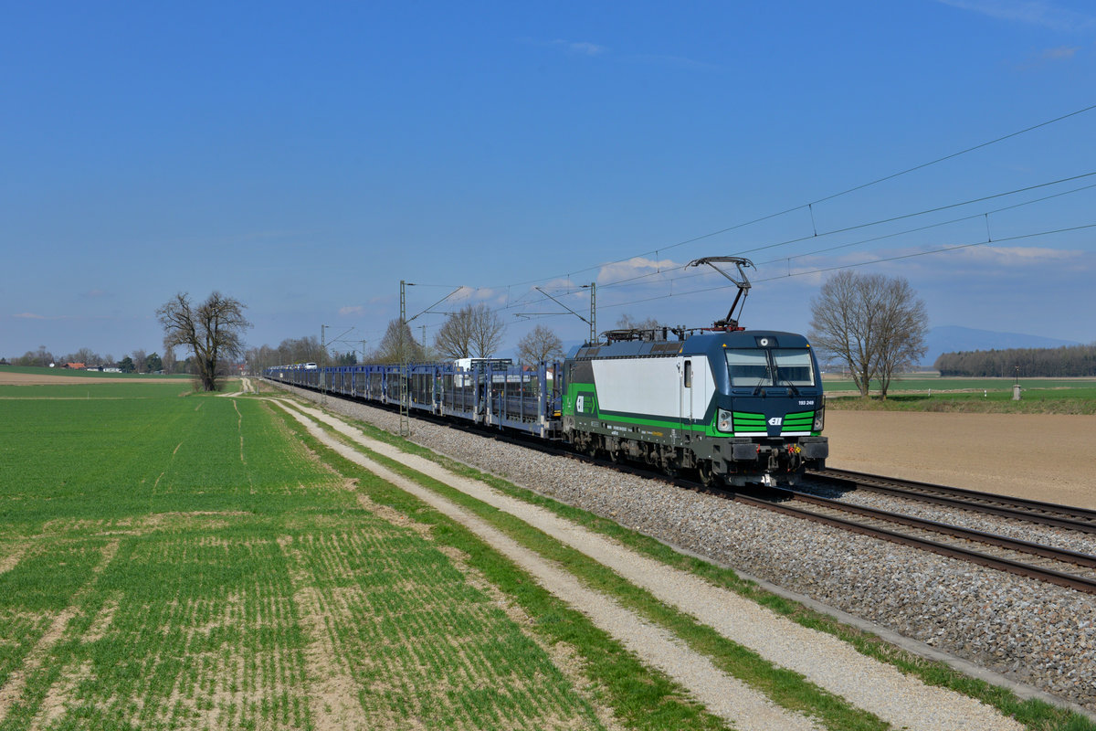 193 249 mit einem Autozug am 30.03.2017 bei Langenisarhofen. 