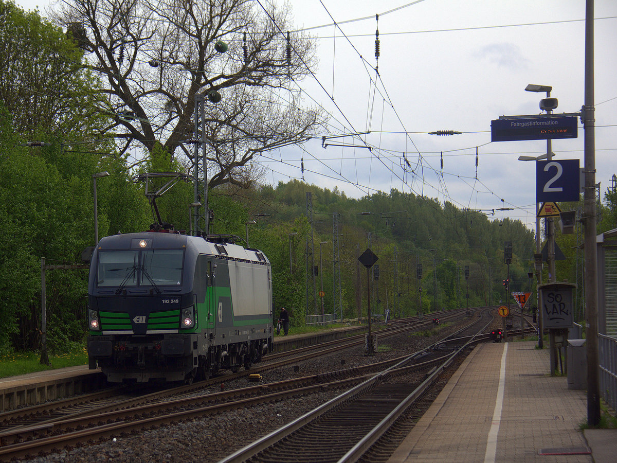 193 249 von der Rurtalbahn  kommt aus Richtung Aachen-West,Laurensberg,Richterich und fährt als Lokzug aus Aachen-West nach Krefeld-Hbf und fährt durch Kohlscheid in Richtung Herogenrath,Hofstadt,Finkenrath,Rimburg,Übach-Palenberg,Zweibrüggen,Frelenberg,Geilenkirchen,Süggerath,Lindern,Brachelen,Hückelhoven-Baal,Baal,Erkelenz,Herrath,Beckrath,Wickrath,Rheydt.
Aufgenommen von Bahnsteig 2 in Kohlscheid.
Bei schönem Sonnenschein und Wolken am Nachmittag vom 24.4.2018.